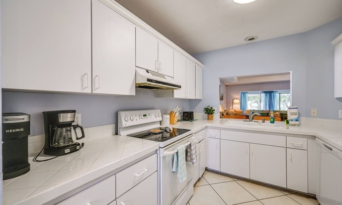 North Naples Cottage | 3/4 Mi to Delnor-wiggins Pass: Naples Getaway