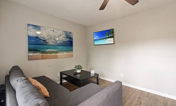 Central Arlington House | 3/4 mile to AT&T Stadium : Prime Location! Sleeps6