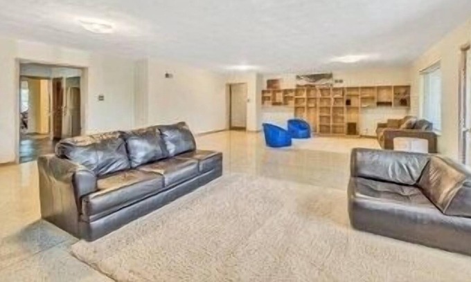 Lindenwood Park Condo | 3,400sq ft 5 Bedroom Condo Sleeps up to 10
