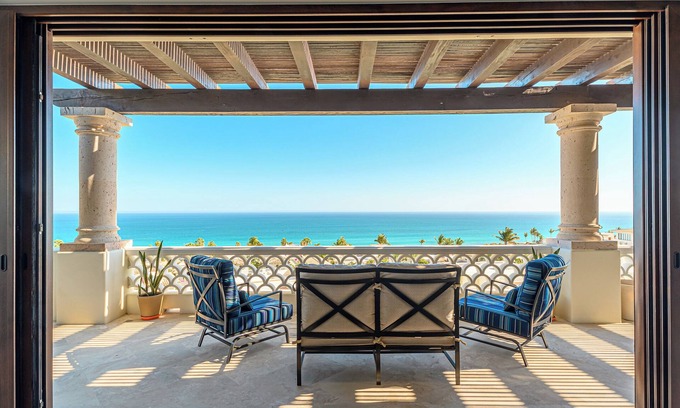 Buzzards Condo | 3 BD Oceanview Penthouse with infinity pool and jacuzzi