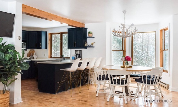Mont-Tremblant Ski Chalet | 3 bdrm chalet on the river, indoor sauna, close to the ski village