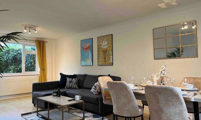 Southborough House | 3 Bed House Tunbridge Wells with Parking - Sleeps 7