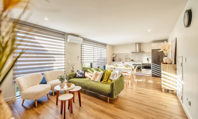 Riccarton Apartment | 3 bed home with pool table near Westfield Mall