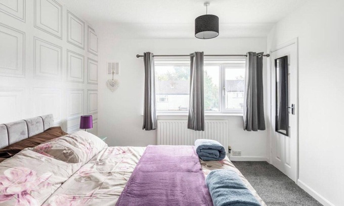 Belthorn House | 3 Bed House - Sleeps 5 - Parking - Garden - Wifi