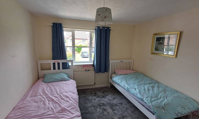 Uttoxeter House | 3 Bed House - Sleeps 6 - Pets - Parking - Wifi