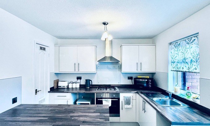 Newcastle-upon-Tyne House | 3 Bed House - Sleeps 8 - Pets - Parking - Wifi