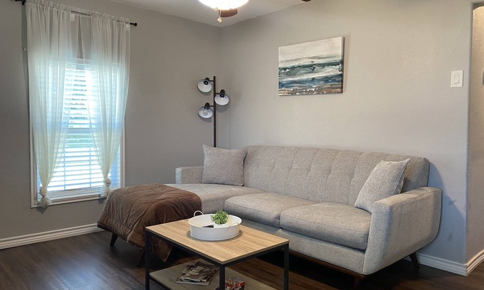 Palacios House | 3 Bedroom,1 bath Comfortable and affordable house in Convenient location couple of minutes from the beach.