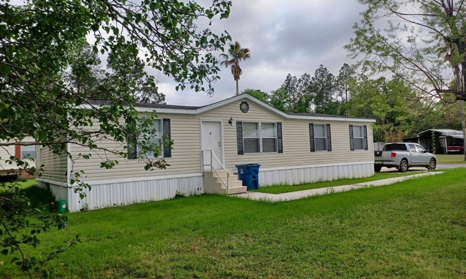 Elberta House | 3 bedroom, 2 bath mobile home in peaceful neighborhood.