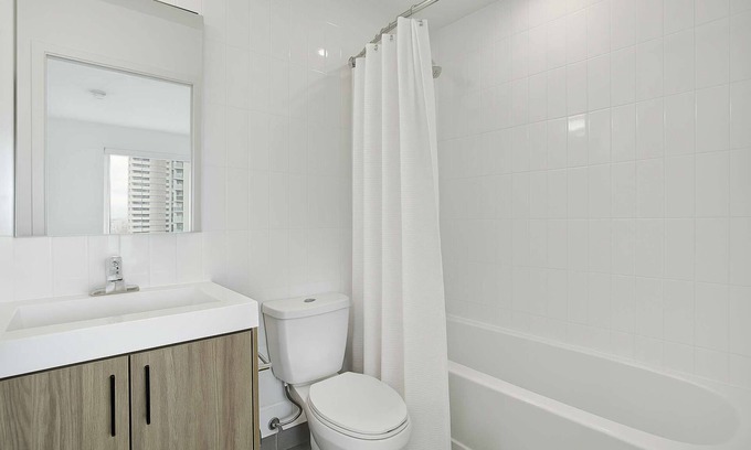 Downtown Mississauga Apartment | 3 Bedroom/2 Bathroom Suite