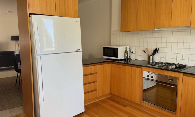 South Melbourne Apartment | 3 bedroom art deco apartment in Albert Park metres 2 mins from Albert Park shops
