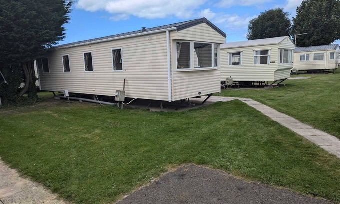Prestatyn House | 3-bedroom caravan in delightful Prestatyn with WiFi