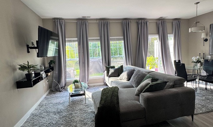 Rochester House | 3-bedroom Cozy Suburban Escape in terrific Gates with AC, fitness room, WiFi