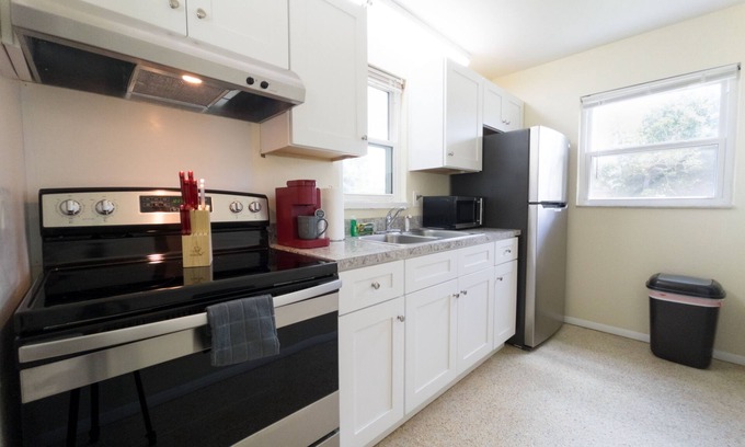Richmond Heights House | 3 Bedroom Designer Home - Brand New Reno - Camping World Stadium