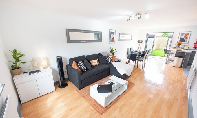 Colchester House | 3 Bedroom House, 2 Free Parking, Free WiFi, Modern comfort