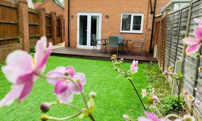 Oldland Common House | 3 BEDROOM HOUSE * SLEEPS 6 * PARKING * GARDEN