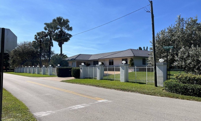 Davie House | 3-bedroom in Davie . WiFi, AC. Pool ,near to Sawgrass Mall, Hard Rock ,F Garden,