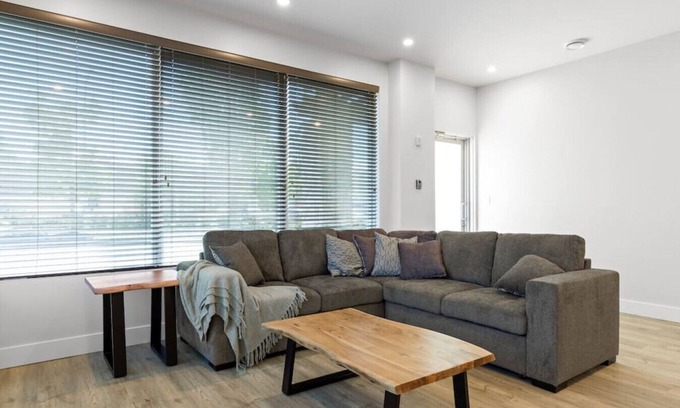 Regional District of Nanaimo Hotel | 3-bedroom Modern Rental Unit 2