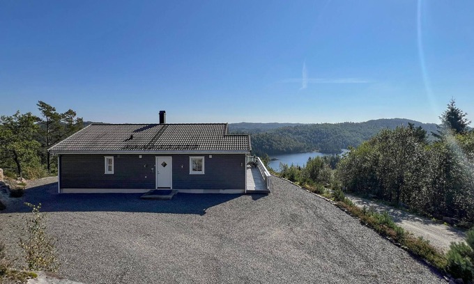 Lyngdal House | 3 bedroom nice home in Lyngdal