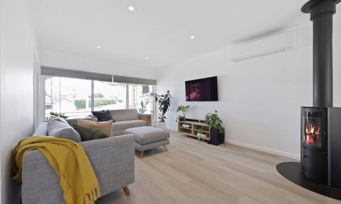 Warrnambool House | 3 bedroom, pet friendly home CBD