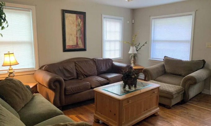 North Charleston House | 3 bedroom pet friendly house, King bed, full kitchen, fenced yard for your pets