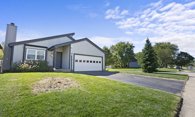 Columbus House | 3 Bedroom Ranch Home w/fenced back yard and deck.