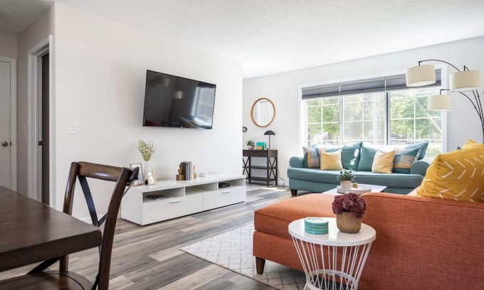 Traverse City House | 3-Bedroom Townhouse w/Garage Near TART Trail, Beach & Downtown Traverse City