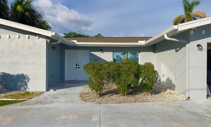 Caloosahatchee Villa | 3-bedroom villa in pleasant Cape Coral. Direct Gulf Access