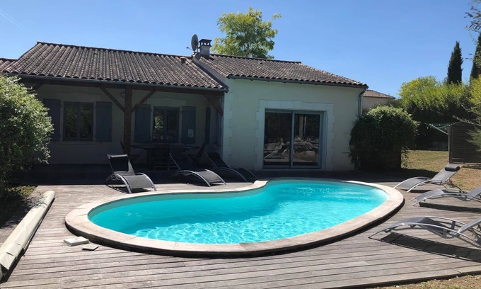 Chalais House | 3 bedroom villa on private domain, heated pool & enclosed garden, airco & WiFi