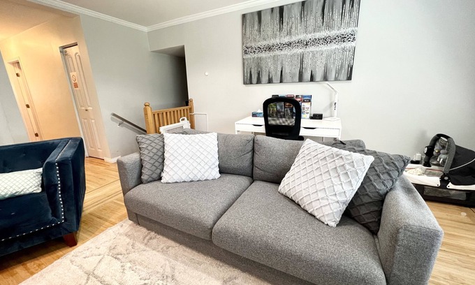 Mount Pleasant House | π₯π3 bedrooms 1.5 baths near Downtown W/AC 2 car parking. 1204 sq ft/111 sq m