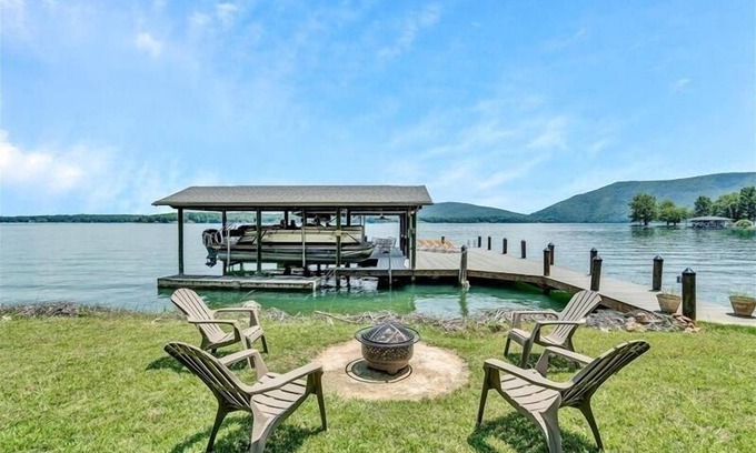 Huddleston House | 3 Bedrooms, 2 Flex Rooms, 3 Bathrooms! Lake Therapy offers a great, waterfront house on an AMAZING