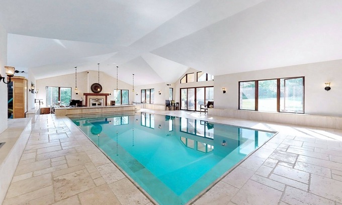 Halton Regional Municipality Villa | 3 Bedrooms in Villa with indoor swimming pool