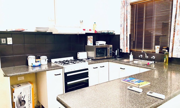 North Brighton House | 3 bedrooms, wifi, Netflix, 2 smart tvs, special rates. nearby beach,2 liv rooms