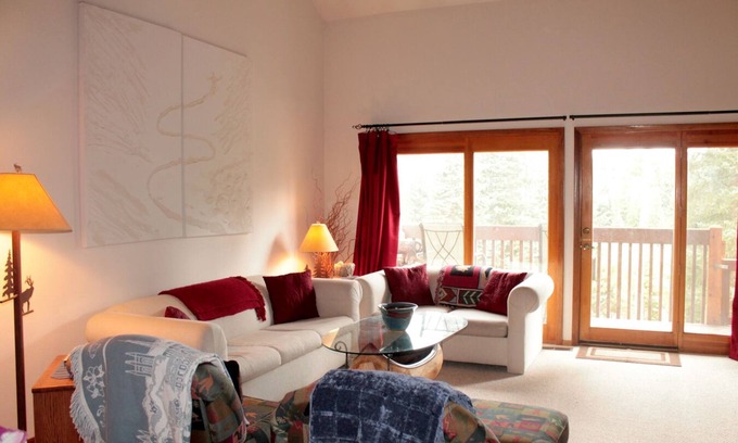 Silverthorne Condo | 3 BR/2.5 BA Silverthorne Condo - Sleeps 8-10 CLOSE TO ALL THE SUMMIT RESORTS!