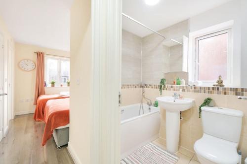 Little Chalfont House | 3 BR 5 Beds 3 Bath Private Garden Parking x2 Ideal for Family & Work Stays