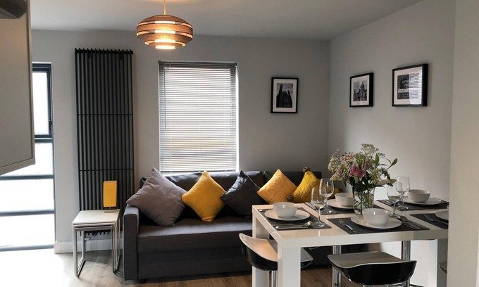 Belfast Central District House | 3 BR City Centre House/Parking/Experienced Hosts