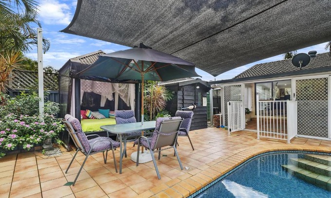 Burleigh Waters House | 3 BR Hidden Gem with WIFI and Indoor Fireplace
