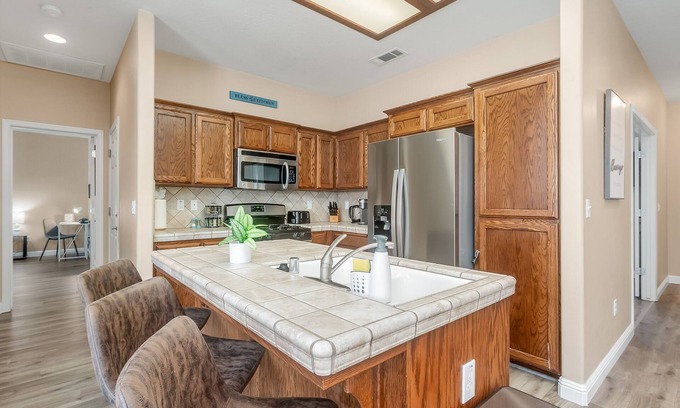 Raisin House | 3 BR Home Near 3 Natn’l Parks & Close to Airport