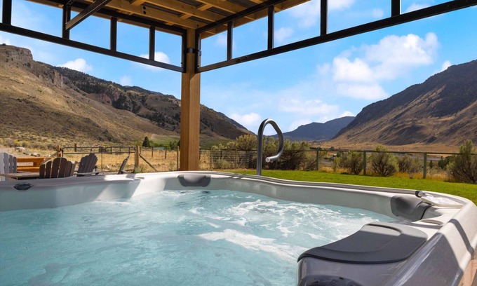 Gardiner House | 3 br house with hot tub by Yellowstone