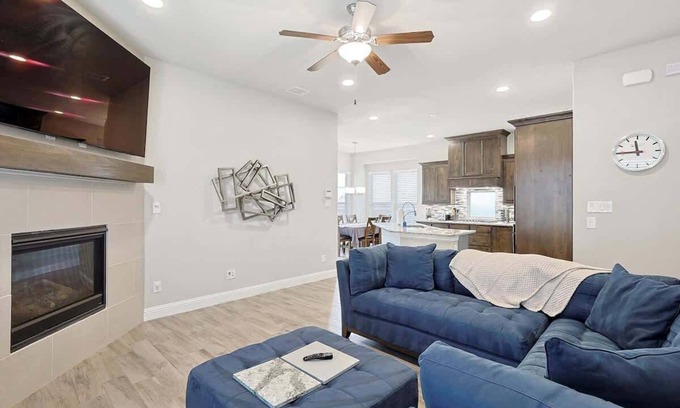 Irving House | 3 BR Modern Stay minutes away from DFW Airport