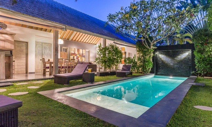 Sunset Road Villa | 3 BR Villa Paradise 10' from Beach