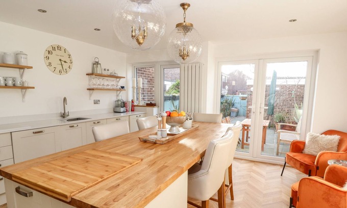 Chester House | 3 EATON MEWS, family friendly, character holiday cottage in Chester