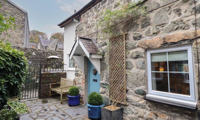 Dolgellau House | 3 IVY COURT, pet friendly, character holiday cottage in Dolgellau