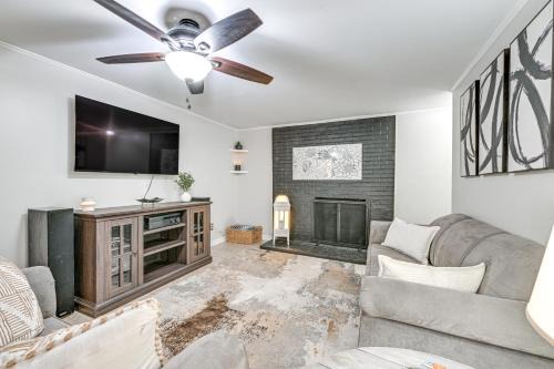 Hickory Apartment | 3 Mi to Dtwn Hickory Home Base with Patio!