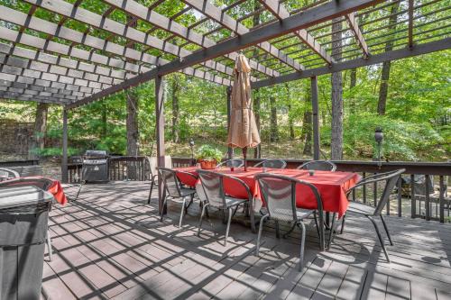 Kimberling City House | 3 Mi to Table Rock Lake Cabin with Fire Pit!