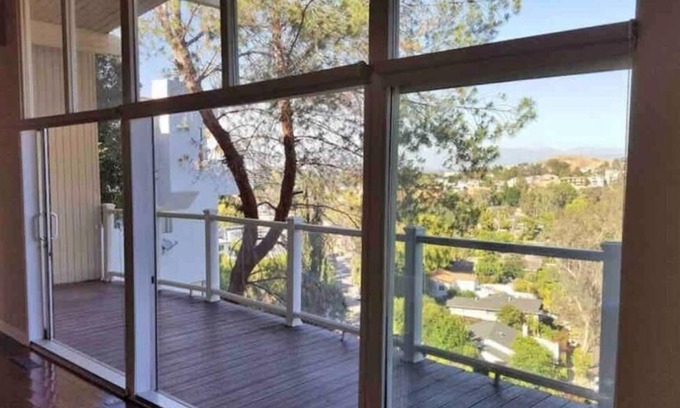 Canoga Park Bed & Breakfast | 3 minutes for The Village , Warner Center Park and Westfield Topanga