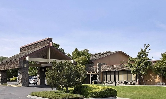 Tri-Cities Resort | 3 Pet-friendly Units Close to Gesa Carousel of Dreams! w/Onsite Pool, Parking