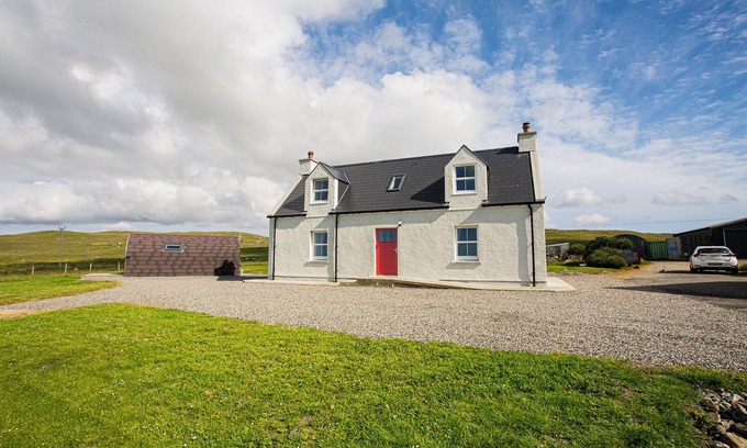 Sollas Cottage | 3 SOLLAS, pet friendly, with a garden in Sollas, Isle Of North Uist