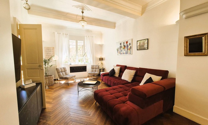 Castelnaudary House | 3-star manor house:L'Oustal des Halles with cinema in the center of town