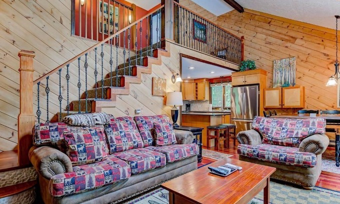 Bartlett Ski Chalet | 3 Story Mountainside Chalet - Storyland 5 min, hike, bears, waterfalls, explore