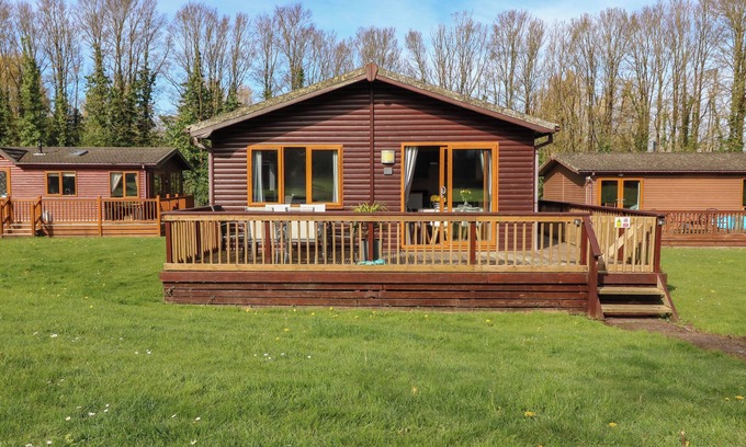 Tredrizzick Cottage | 3 THE GLADE, pet friendly, with pool in Rock